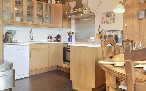 Chalet Scarbo: Meubilair, Keuken, Countertop, Cabinetry, Toestel Van De Keuken, Flooring, Interieur Ontwerp, Hout, Verdieping, Plafond