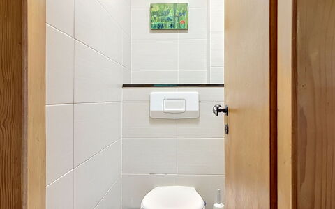 Chalet Scarbo: Muur, Flooring, Badkamer, Wc Bril, Toilet, Loodgieterswerkinrichting, Verdieping, Interieur Ontwerp, Loodgieter, Kamer