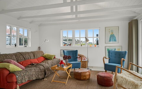 Aaran - 100M from the Sea: Meubilair, Interieur Ontwerp, Bankstel, Muur, Flooring, Woonkamer, Plafond, Hout, Verdieping, Kamer