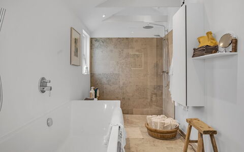 Aaran - 100M from the Sea: Muur, Flooring, Bad, Loodgieterswerkinrichting, Verdieping, Interieur Ontwerp, Badkamer, Plafond, Verlichting, Lichte Inrichting