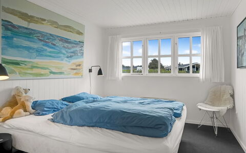 Aaran - 100M from the Sea: Slaapkamer, Bed, Bedding, Laken, Bed Frame, Linens, Hoofdkussen, Hotel, Daylighting, Kussen Gooien