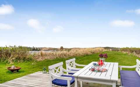 Aaran - 100M from the Sea: Meubilair, Lucht, Blauw, Stoel, Tafel, Buitenmeubels, Buitentafel, Keuken En Eettafel, Dek, Toevlucht