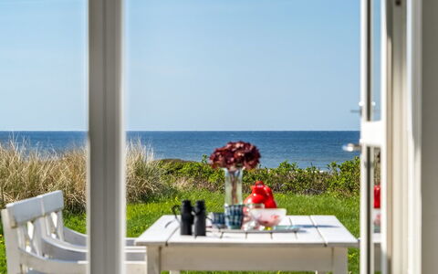 Aaran - 100M from the Sea: Meubilair, Tafel, Stoel, Zee, Buitenmeubels, Oceaan, Buitentafel, Kust, Keuken En Eettafel, Strand