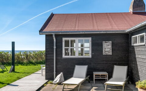 Aaran - 100M from the Sea: Hout, Huis, Verblijf, Dak, Deur, Huis, Siding, Veranda, Plank, Dek