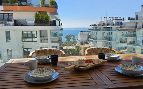Residencial Áster: Meubilair, Stoel, Tafel, Buitenmeubels, Buitentafel, Balkon, Appartement, Keuken En Eettafel, Schaduw, Patio
