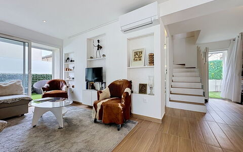 Les Boutons D'Or: Meubilair, Interieur Ontwerp, Flooring, Verdieping, Muur, Plafond, Hout, Woonkamer, Kamer, Huis