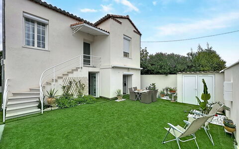 Les Boutons D'Or: Gras, Huis, Woongebied, Huis, Tuin, Gazon, Land Lot, Backyard, Werf