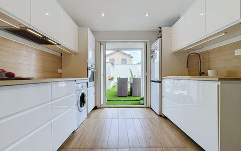 Les Boutons D'Or: Flooring, Interieur Ontwerp, Toestel Van De Keuken, Major Appliance, Verdieping, Keuken, Countertop, Hout, Plafond, Cabinetry