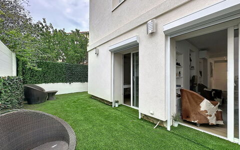 Les Boutons D'Or: Tuin, Huis, Gazon, Backyard, Werf, Kunstgras, Landscaping, Binnenplaats, Balkon, Oprit