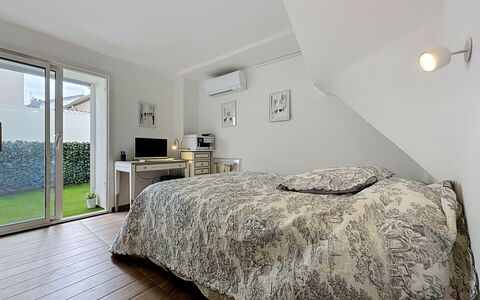Les Boutons D'Or: Meubilair, Bed, Interieur Ontwerp, Verdieping, Slaapkamer, Flooring, Muur, Kamer, Hout, Plafond