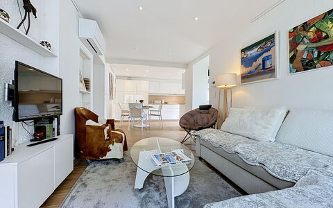 Les Boutons D'Or: Meubilair, Interieur Ontwerp, Bankstel, Flooring, Verdieping, Muur, Woonkamer, Kamer, Plafond, Appartement