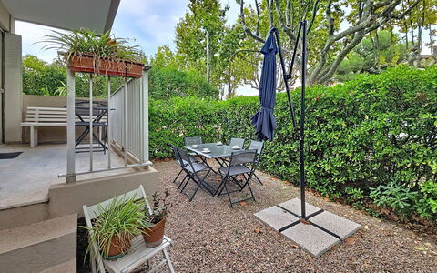 Les Floralies: Buitenmeubels, Meubilair, Tuin, Schaduw, Buitentafel, Stoel, Backyard, Landscaping, Werf