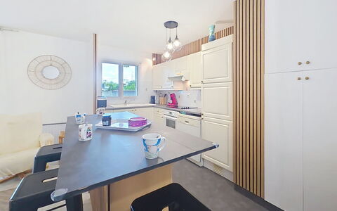 Les Floralies: Meubilair, Interieur Ontwerp, Keuken, Flooring, Countertop, Hout, Plafond, Cabinetry, Toestel Van De Keuken, Lichte Inrichting