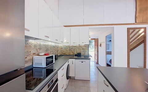 Mini Villa Mare Sole: Keuken, Countertop, Flooring, Toestel Van De Keuken, Interieur Ontwerp, Verdieping, Major Appliance, Plafond, Cabinetry, Hout