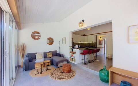 Mini Villa Mare Sole: Meubilair, Interieur Ontwerp, Flooring, Verdieping, Muur, Bankstel, Hout, Plafond, Woonkamer, Kamer