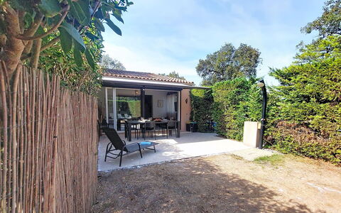 Mini Villa Mare Sole: Struik, Tuin, Huis, Deur, Schaduw, Verblijf, Backyard, Buitenmeubels, Werf