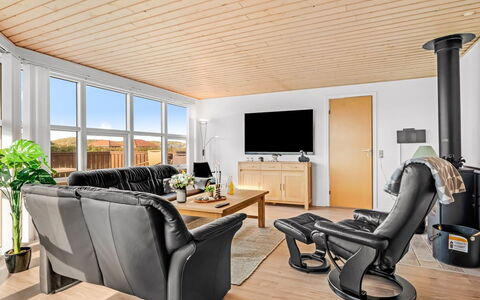 Aarthi - 300M from the Sea: Meubilair, Interieur Ontwerp, Flooring, Hout, Verdieping, Bankstel, Plafond, Stoel, Woonkamer, Tafel