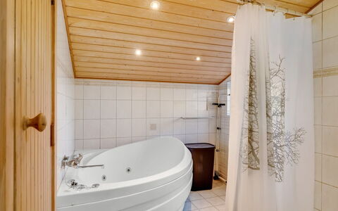 Aarthi - 300M from the Sea: Flooring, Interieur Ontwerp, Loodgieterswerkinrichting, Badkamer, Verdieping, Bad, Hout, Plafond, Loodgieter, Kraan