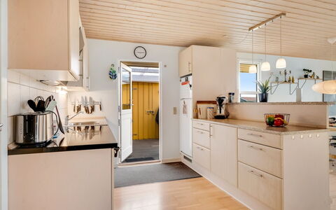 Aarthi - 300M from the Sea: Countertop, Flooring, Keuken, Interieur Ontwerp, Meubilair, Hout, Cabinetry, Toestel Van De Keuken, Verdieping, Plafond