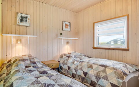 Aarthi - 300M from the Sea: Hout, Slaapkamer, Plafond, Verdieping, Interieur Ontwerp, Flooring, Bed, Huis, Laken, Kamer