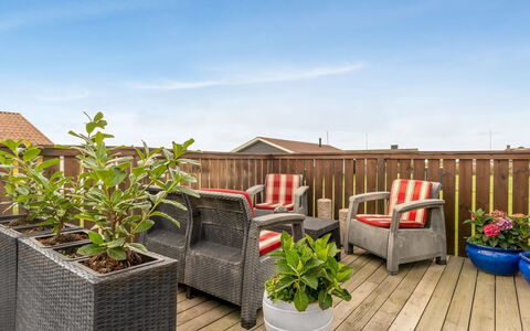 Aarthi - 300M from the Sea: Hout, Meubilair, Buitenmeubels, Bloempot, Huis, Dek, Tuin, Beits, Houten Vloer, Hardwood