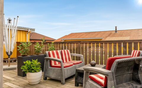 Aarthi - 300M from the Sea: Hout, Meubilair, Dek, Huis, Buitenmeubels, Beits, Appartement, Houten Vloer, Veranda, Stoel