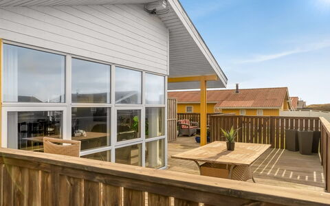 Aarthi - 300M from the Sea: Hout, Architectuur, Veranda, Samengesteld Materiaal, Beits, Huis, Hardwood, Dek, Plank, Balkon