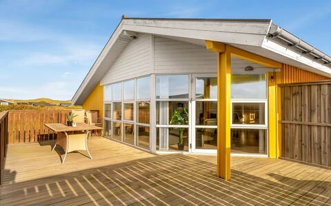 Aarthi - 300M from the Sea: Hout, Architectuur, Huis, Deur, Samengesteld Materiaal, Veranda, Plank, Verblijf, Beits, Hardwood