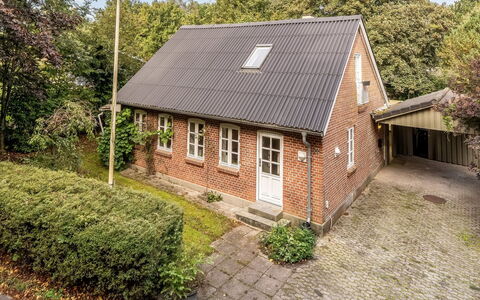 Terese - 200M to the Fjord: Gras, Struik, Dak, Huis, Verblijf, Huis, Tuin, Landgoed, Boerderij