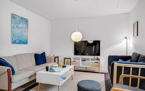 Terese - 200M to the Fjord: Meubilair, Interieur Ontwerp, Flooring, Muur, Hout, Verdieping, Plafond, Kamer, Woonkamer, Bankstel