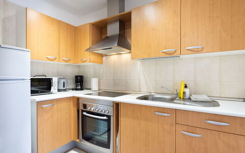 Balandros Sun: Keuken, Countertop, Major Appliance, Cabinetry, Toestel Van De Keuken, Hout, Interieur Ontwerp, Flooring, Meubilair, Verdieping
