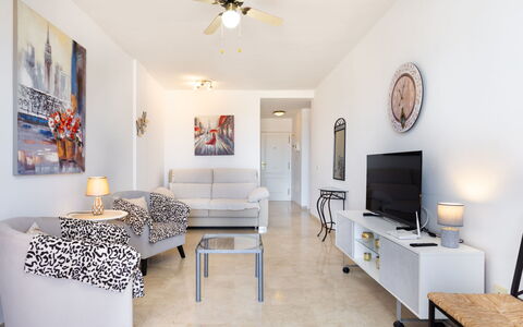 Balandros Sun: Meubilair, Interieur Ontwerp, Bankstel, Flooring, Verdieping, Woonkamer, Plafond, Appartement, Huis, Kamer