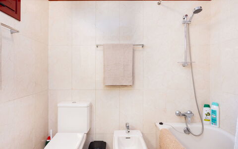 Balandros Sun: Badkamer, Loodgieterswerkinrichting, Wc Bril, Toilet, Flooring, Wastafel, Wastafel In De Badkamer, Verdieping, Interieur Ontwerp, Kraan