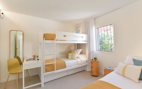 Red Rocks: Bed, Meubilair, Slaapkamer, Interieur Ontwerp, Bedding, Flooring, Laken, Verdieping, Plafond, Bed Frame