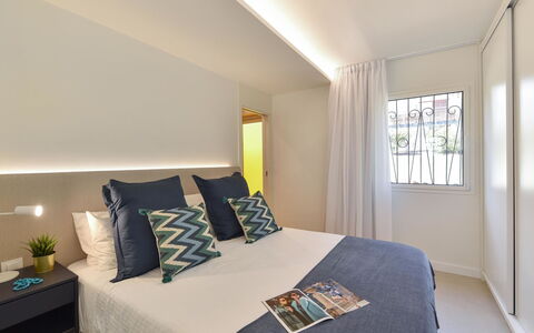 Red Rocks: Interieur Ontwerp, Flooring, Verdieping, Bed, Slaapkamer, Meubilair, Plafond, Kamer, Textiel, Laken