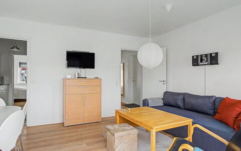 Leefke - 200M from the Sea: Meubilair, Interieur Ontwerp, Flooring, Hout, Verdieping, Kamer, Plafond, Tafel, Verlichting, Woonkamer