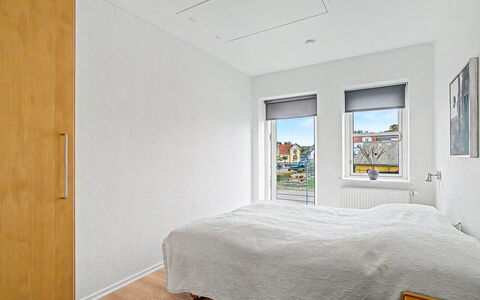 Leefke - 200M from the Sea: Flooring, Verdieping, Hout, Interieur Ontwerp, Houten Vloer, Slaapkamer, Plafond, Kamer, Bed, Appartement