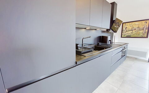 Les Alizés: Keuken, Toestel Van De Keuken, Countertop, Major Appliance, Flooring, Interieur Ontwerp, Cabinetry, Fornuis, Huishoudapparatuur, Hout