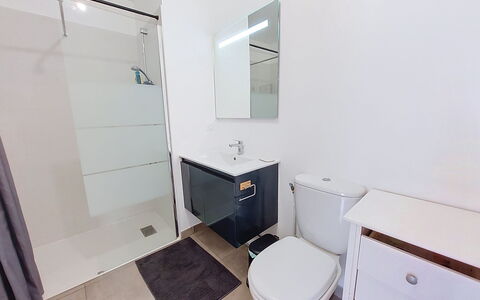 Les Alizés: Wc Bril, Loodgieterswerkinrichting, Flooring, Badkamer, Toilet, Verdieping, Interieur Ontwerp, Wastafel In De Badkamer, Badkamerkast, Wastafel