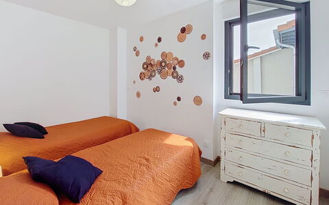 Les Alizés: Bed, Meubilair, Interieur Ontwerp, Slaapkamer, Muur, Bedding, Laken, Flooring, Verdieping, Hout