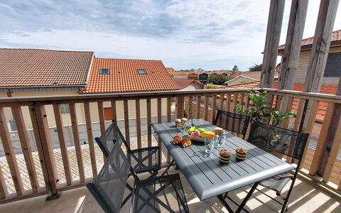Les Alizés: Hout, Meubilair, Balkon, Dek, Stoel, Buitentafel, Appartement, Beits, Buitenmeubels, Hardwood