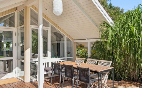 Thorolf - 625M from the Sea: Hout, Veranda, Huis, Deur, Dek, Schaduw, Verblijf, Hardwood, Plafond, Outdoor Structuur