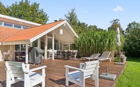 Thorolf - 625M from the Sea: Hout, Veranda, Huis, Buitenmeubels, Verblijf, Landgoed, Schaduw, Dek, Hardwood, Stoel