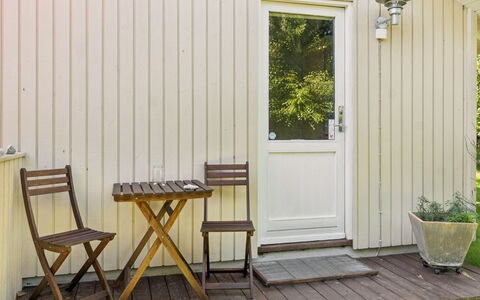 Thorolf - 625M from the Sea: Hout, Flooring, Meubilair, Verdieping, Deur, Beits, Hardwood, Plank, Garden Gebouwen, Stoel