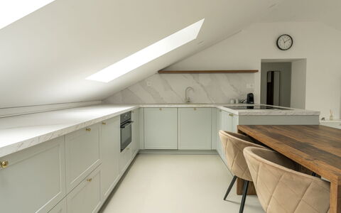 Acquarossa 13: Interieur Ontwerp, Flooring, Hout, Meubilair, Plafond, Countertop, Verdieping, Cabinetry, Keuken, Lichte Inrichting
