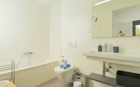 Azure: Badkamer, Wastafel In De Badkamer, Interieur Ontwerp, Loodgieterswerkinrichting, Flooring, Muur, Wastafel, Verdieping, Badkamerkast, Kraan
