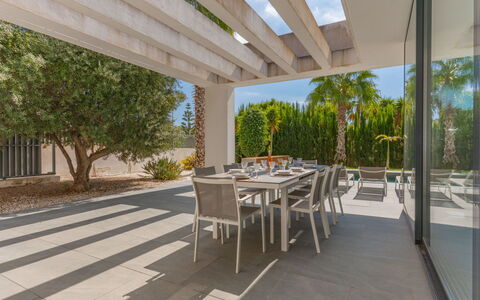 Azure: Schaduw, Buitenmeubels, Tuin, Landscaping, Beton, Stoel, Binnenplaats, Eco Hotel, Outdoor Structuur, Patio