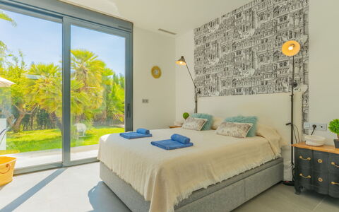 Azure: Meubilair, Interieur Ontwerp, Bed, Slaapkamer, Muur, Flooring, Verdieping, Plafond, Hout, Kamer