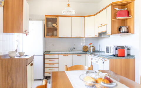 Casa Margia: Keuken, Meubilair, Toestel Van De Keuken, Countertop, Interieur Ontwerp, Hout, Cabinetry, Major Appliance, Flooring, Kamer