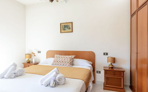 Casa Margia: Hout, Slaapkamer, Bed, Interieur Ontwerp, Meubilair, Verdieping, Bed Frame, Laken, Kamer, Bedding